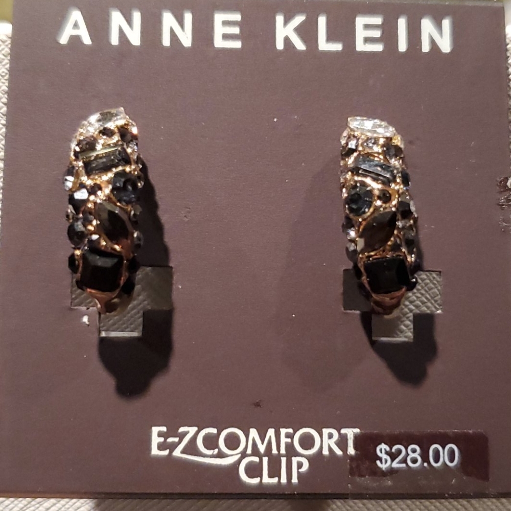 NWT Black & white stone clip on